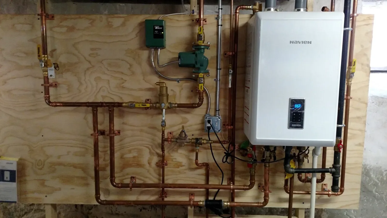 Wall-mounted tankless water heater with a new copper manifold